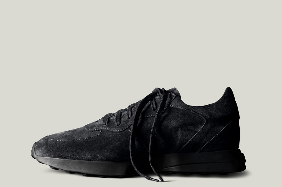 R1 Sneaker . Dusty Black Suede