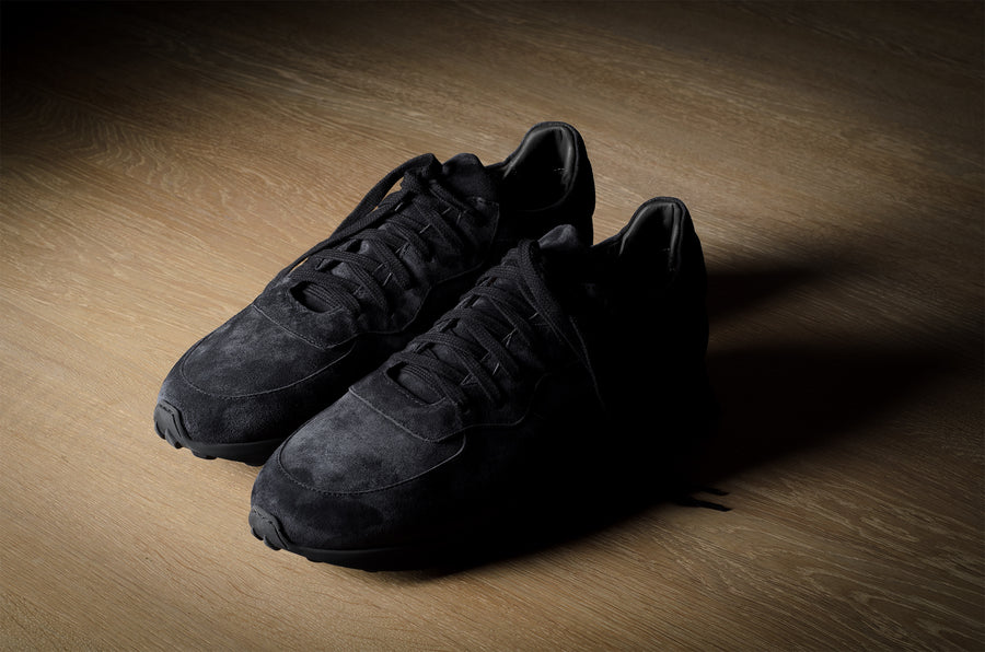 R1 Sneaker . Dusty Black Suede