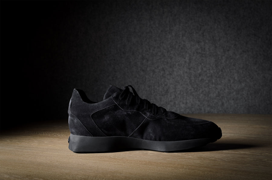 R1 Sneaker . Dusty Black Suede