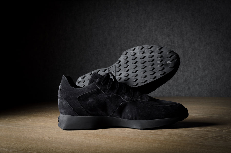 R1 Sneaker . Dusty Black Suede