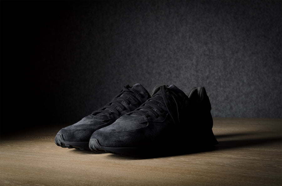 R1 Sneaker . Dusty Black Suede