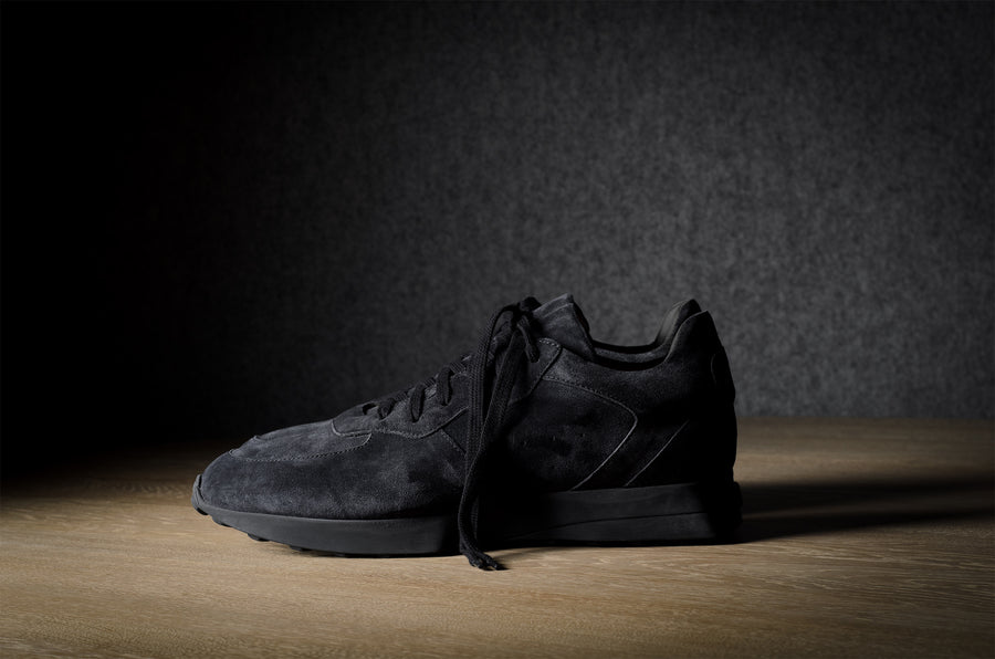 R1 Sneaker . Dusty Black Suede