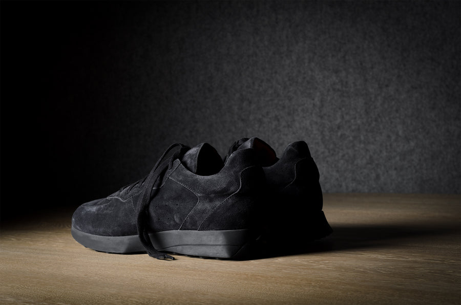 R1 Sneaker . Dusty Black Suede