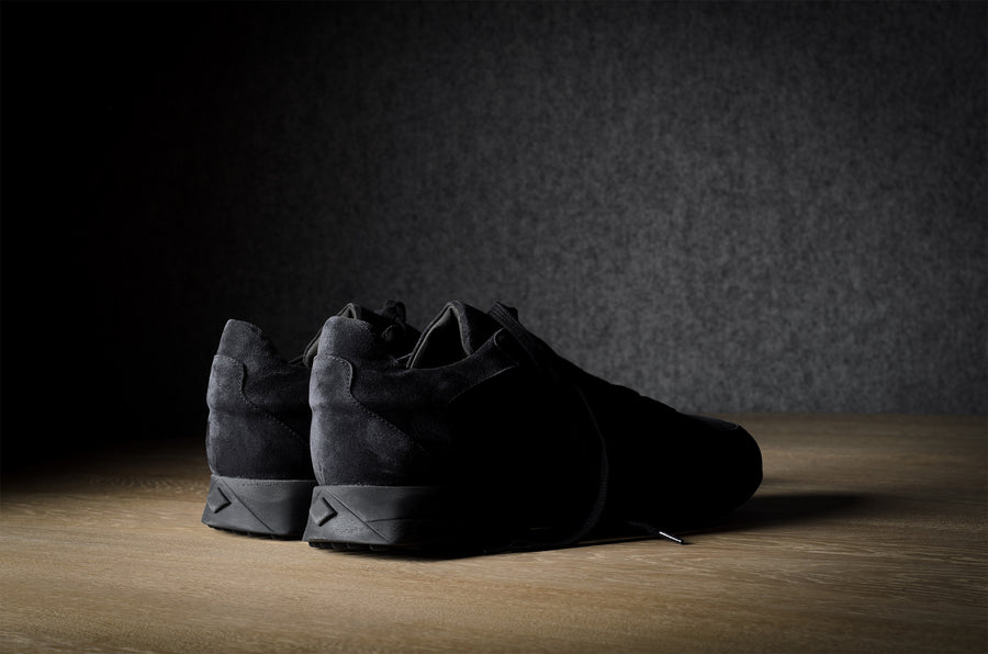 R1 Sneaker . Dusty Black Suede