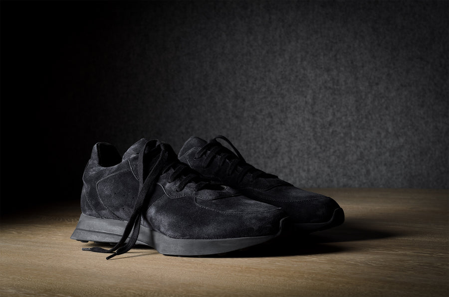 R1 Sneaker . Dusty Black Suede