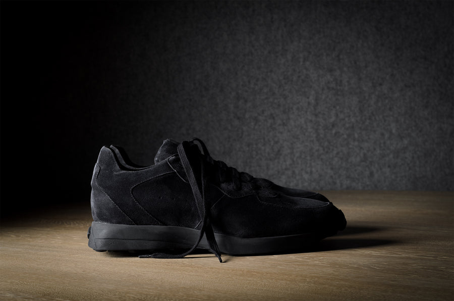 R1 Sneaker . Dusty Black Suede