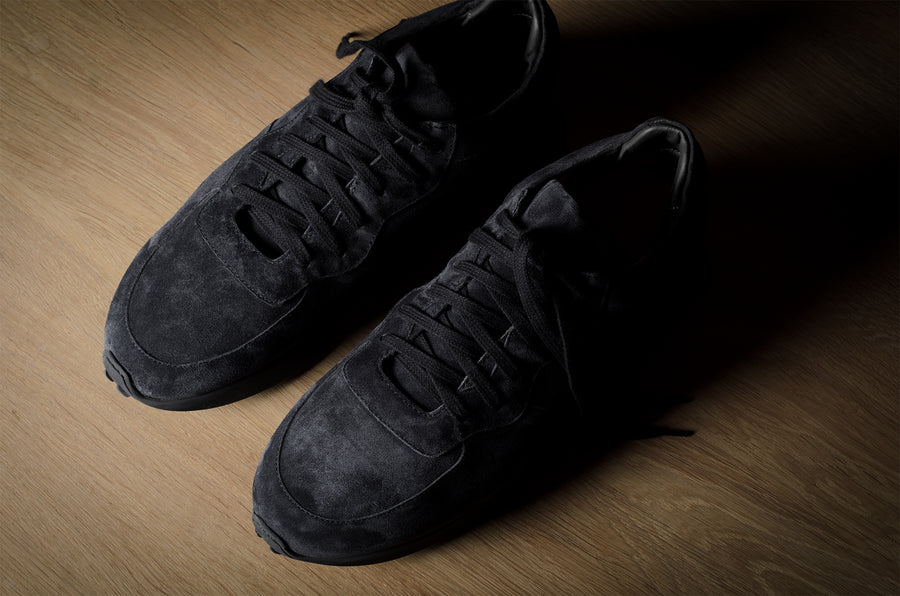 R1 Sneaker . Dusty Black Suede